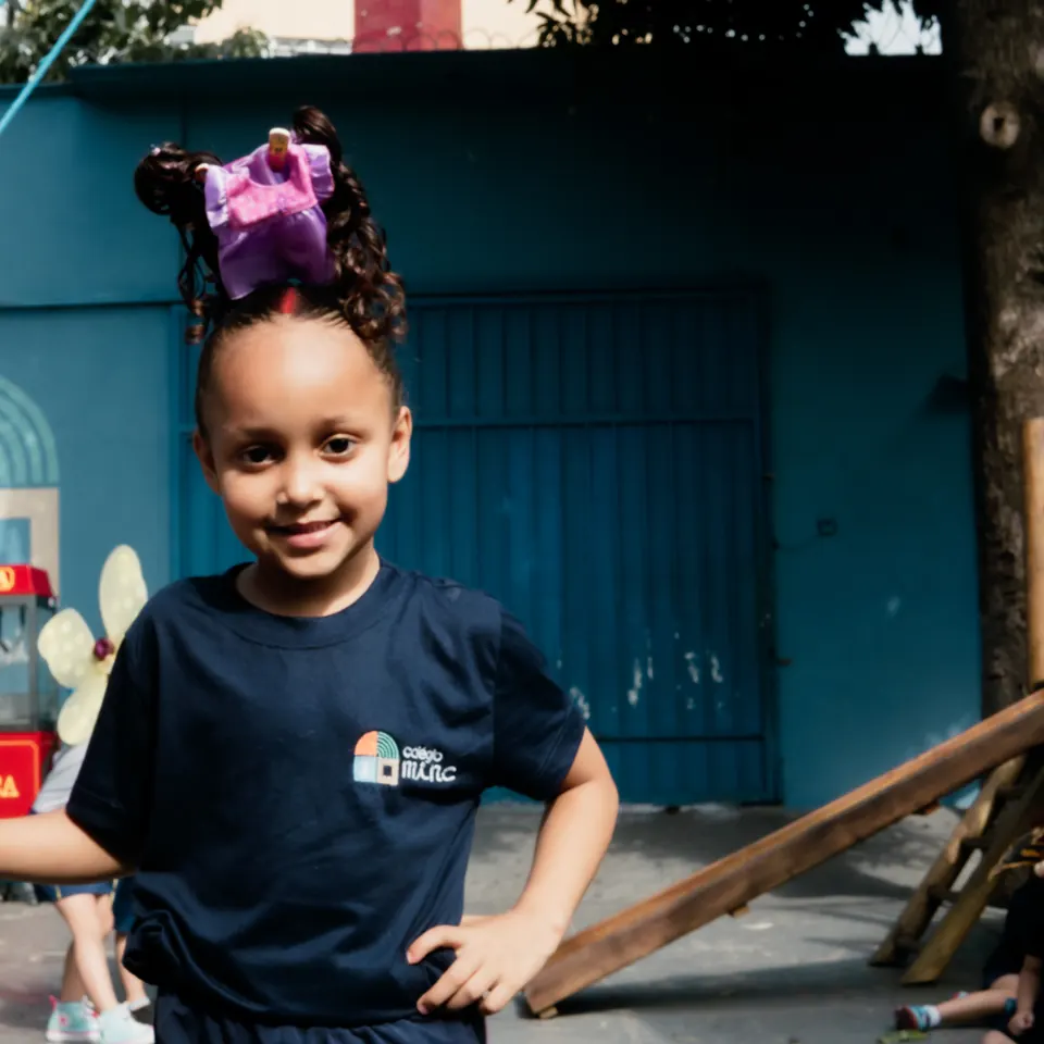 Aluna do Colégio MINC com o uniforme no pátio