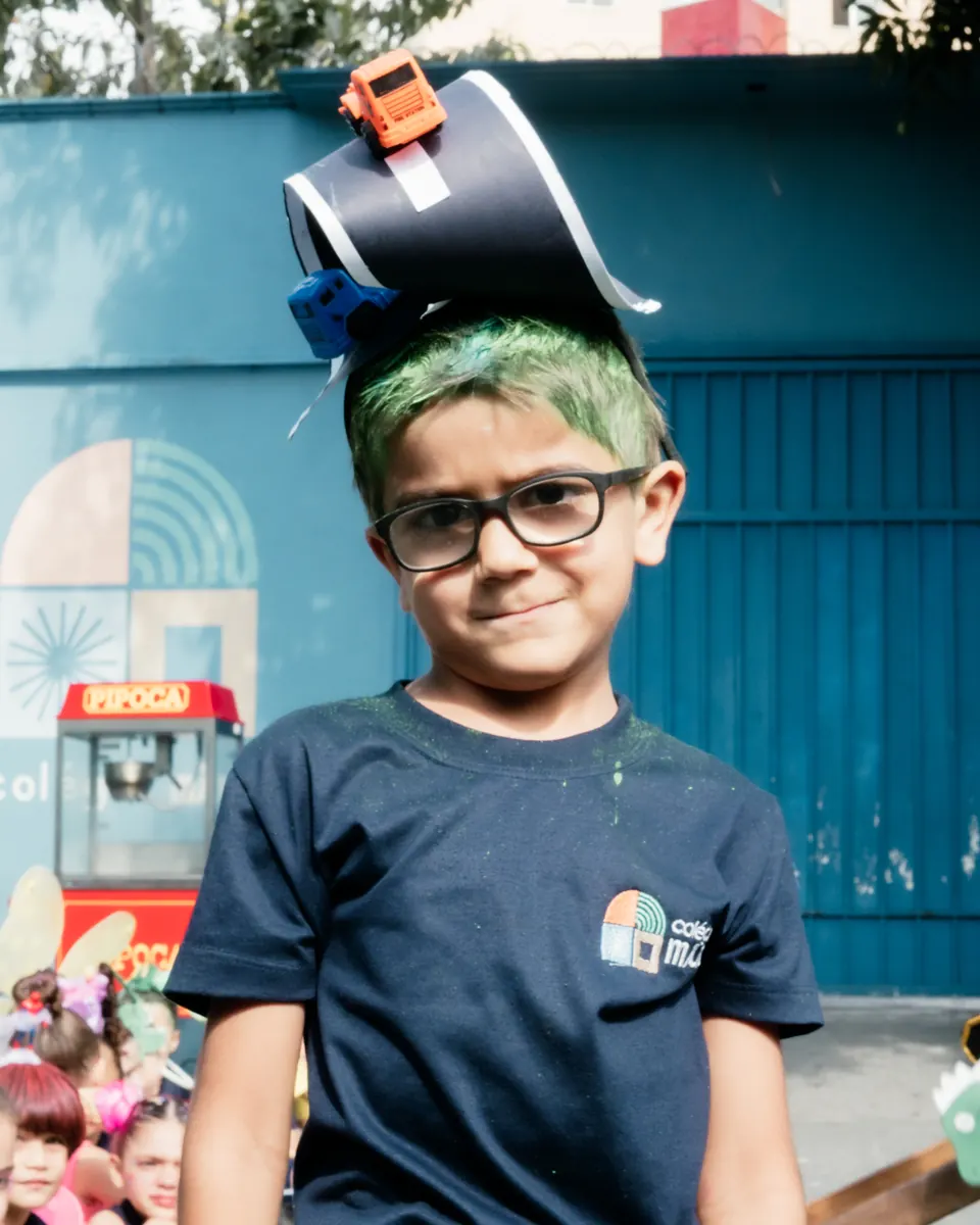 Aluno do Colégio MINC com o uniforme do colégio