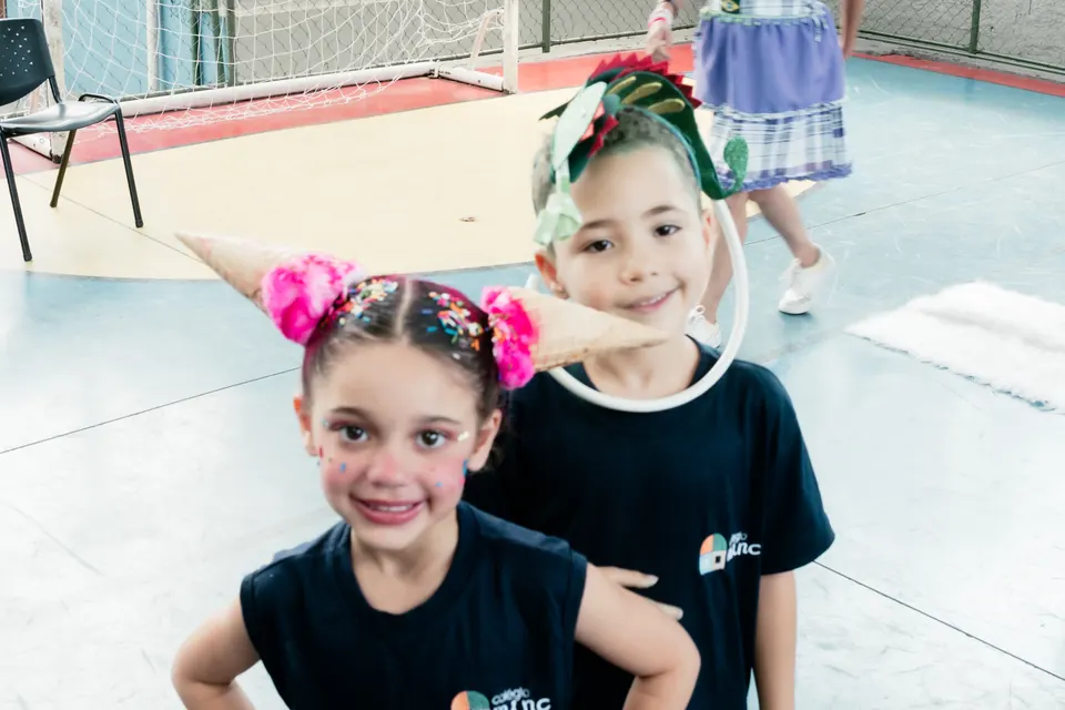 Alunos do Colégio MINC sorrindo no pátio
