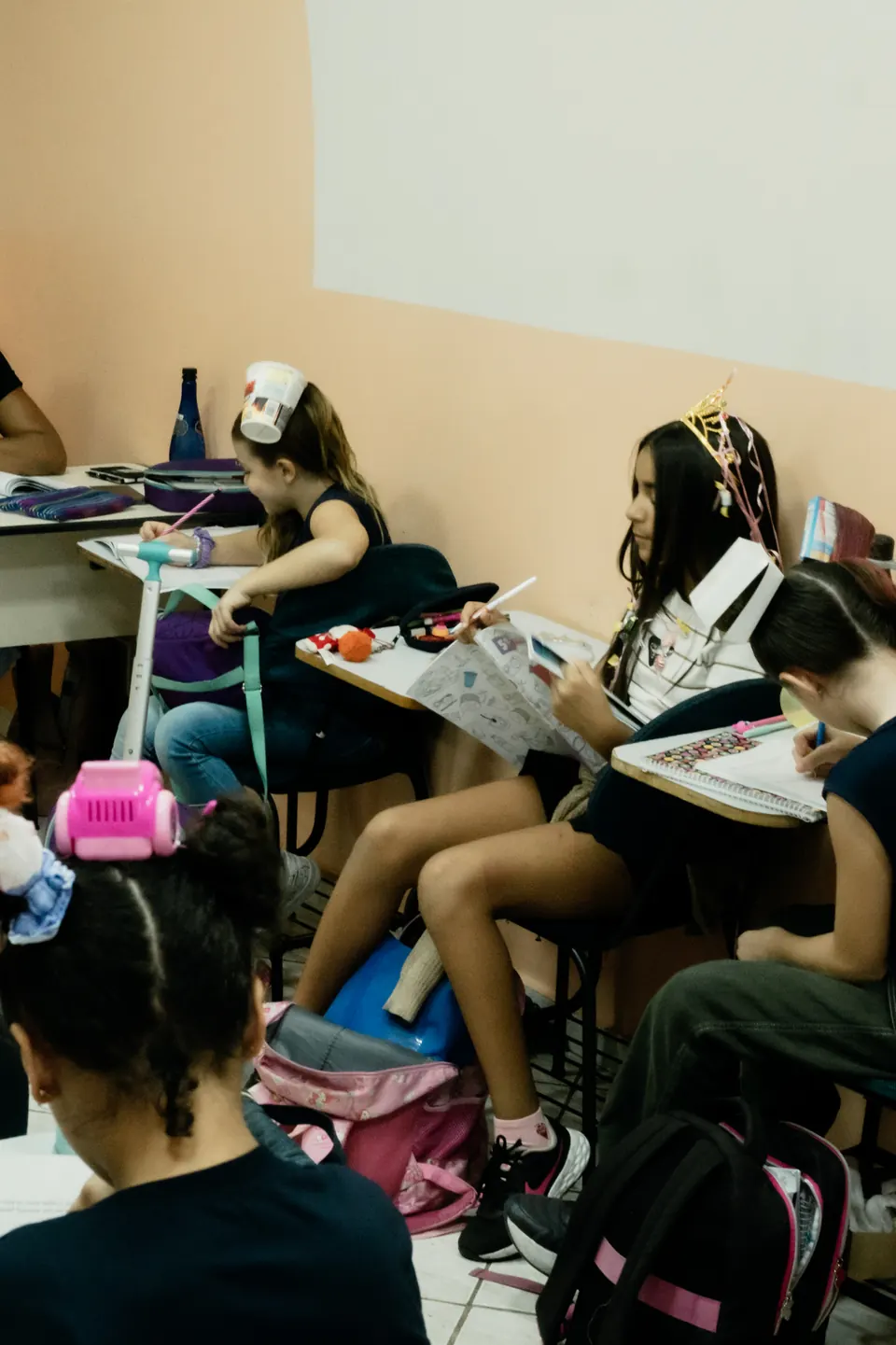 Alunos em atividade na sala de aula do Colégio MINC
