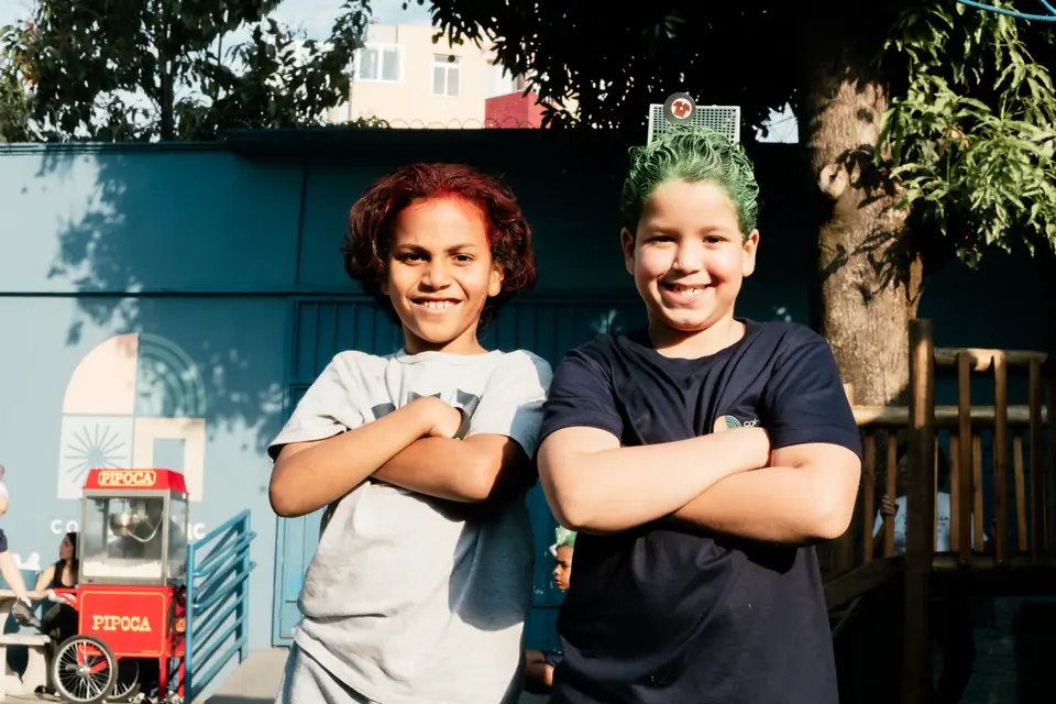 Alunos do Colégio MINC no pátio