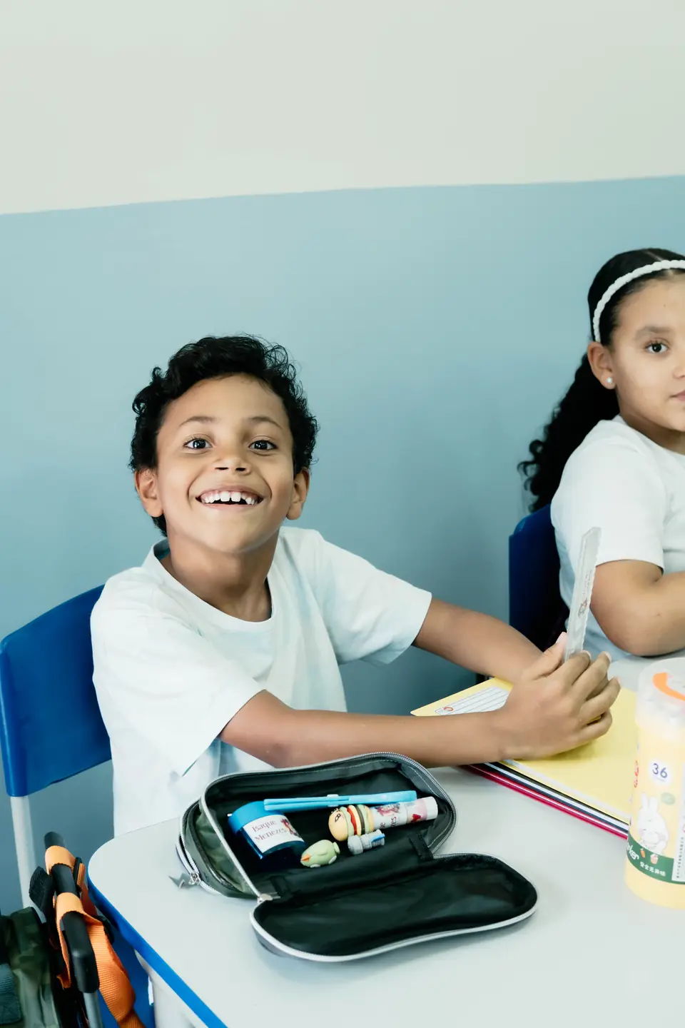 Aluno sorrindo na sala de aula