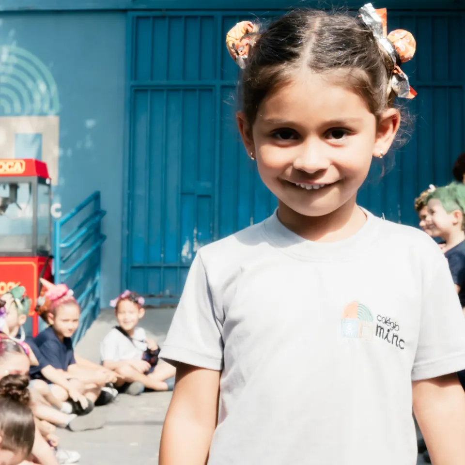 Aluna da Educação Infantil com o uniforme do Colégio MINC
