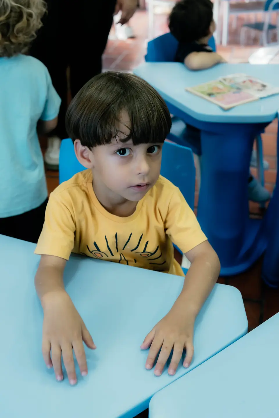 Aluno da Educação Infantil em atividade na sala de aula