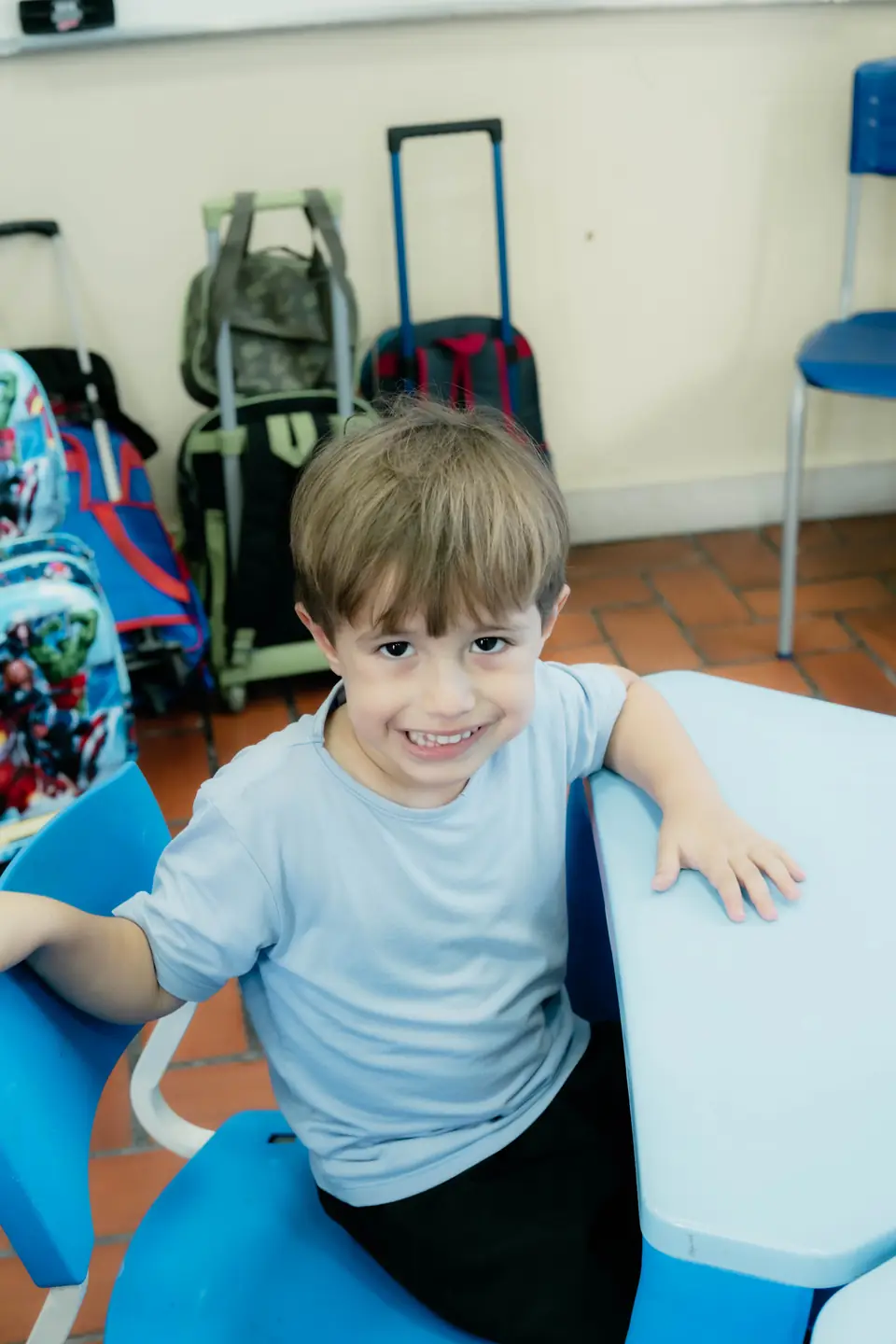 Aluno da Educação Infantil sorrindo na sala de aula