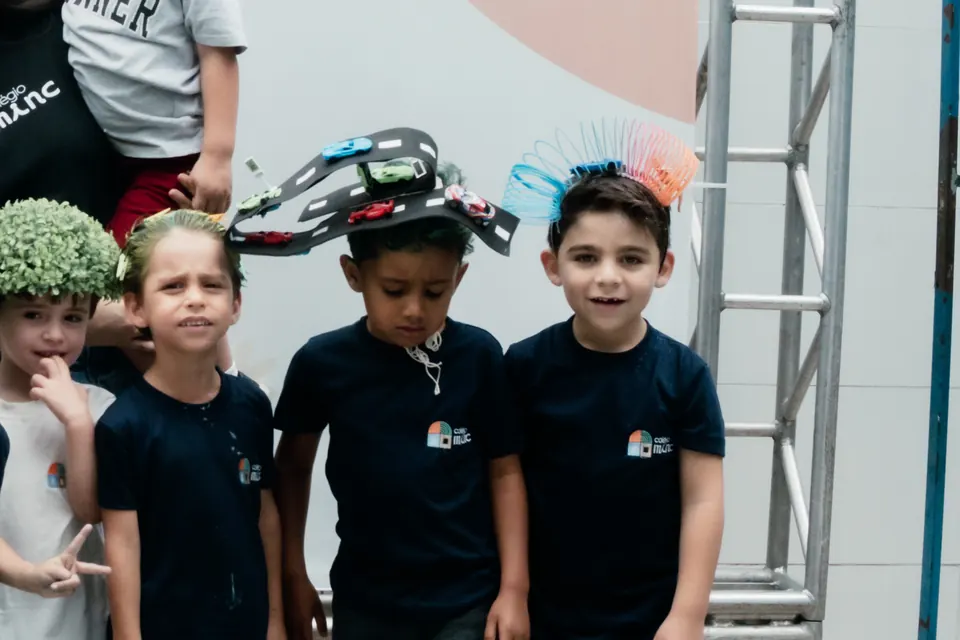 Alunos da Educação Infantil com o uniforme do Colégio MINC