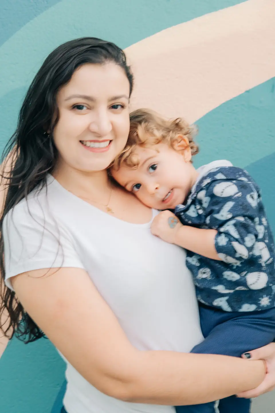 Mãe com o filho no colo