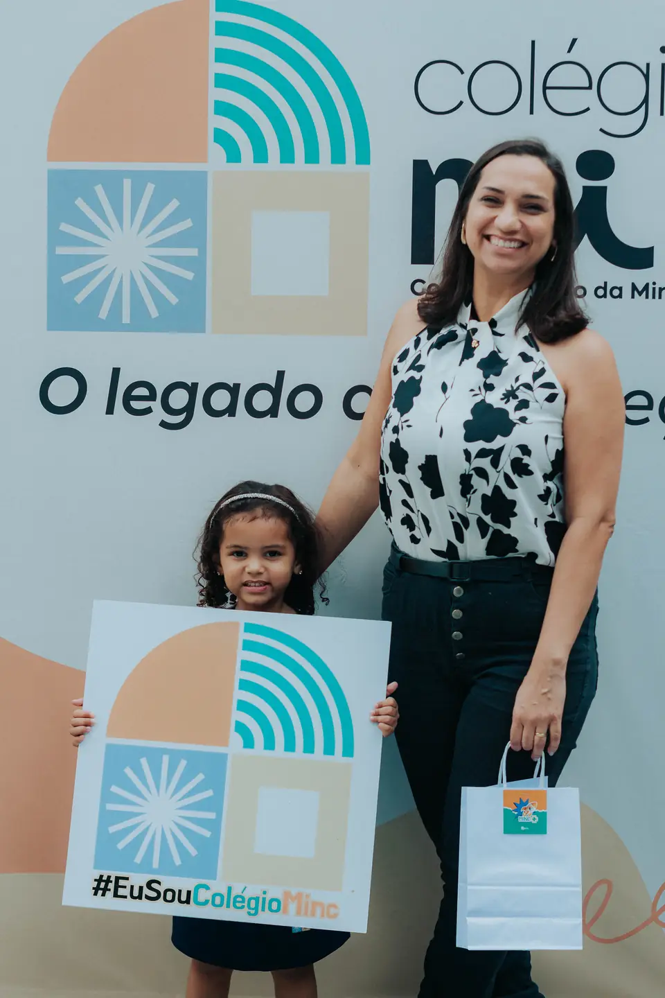 Mãe e filha na entrada do Colégio MINC